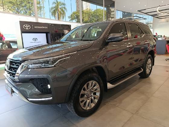 TOYOTA HILUX SW4 2.8 D-4D TURBO DIESEL SRX 7L 4X4 AUTOMÁTICO